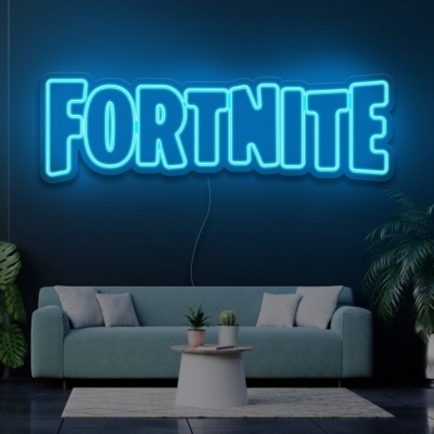 Sala de estar com letreiro de néon azul FORTNITE
