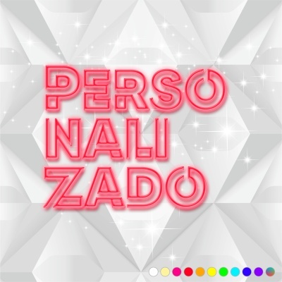 Texto PERSONALIZADO em néon vermelho sobre fundo geométrico branco e cinza com brilho.