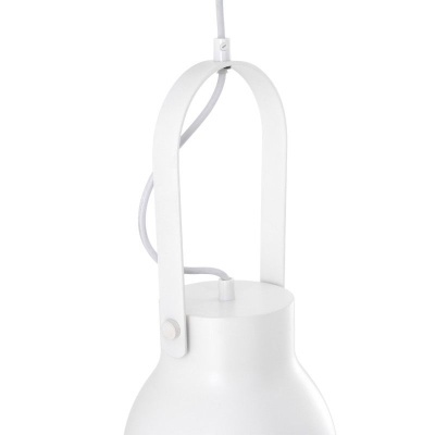 Candeeiro pendente branco metálico com alça e cabo elétrico.