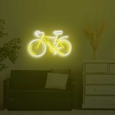 Decoração interior com sofá preto, cómoda branca, luminária amarela forma bicicleta, planta e luminária de chão preta