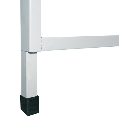 Pé de mobiliário metálico branco com proteção preta na base