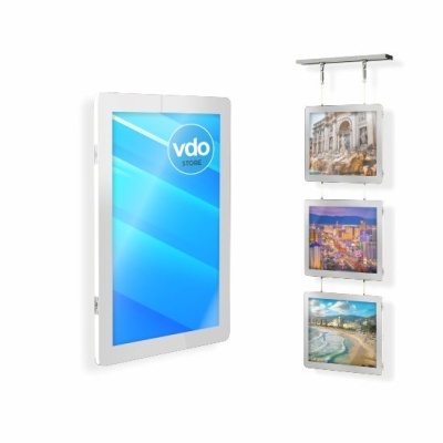 Mostrador digital com ecrã azul e três quadros fotográficos suspensos