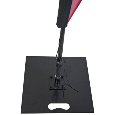 Base metálica preta com guarda-chuva vermelho