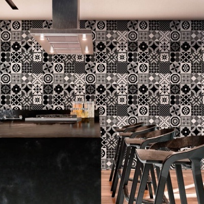 Cozinha com parede de azulejos pretos e brancos e cadeiras altas escuras