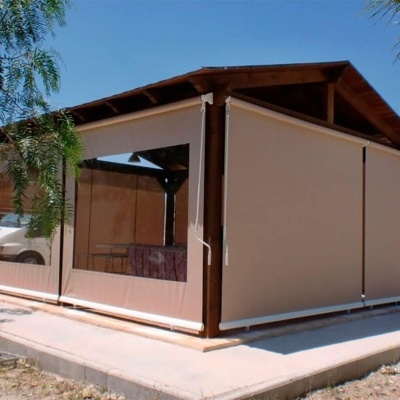 Estrutura de madeira com cortinas beige ao ar livre