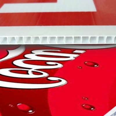 Placas de plástico canelado vermelhas e brancas com logotipo Coca-Cola e gotas de água