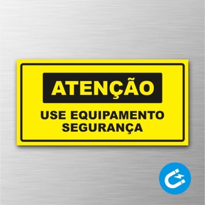 Sinal amarelo com aviso de segurança em texto preto