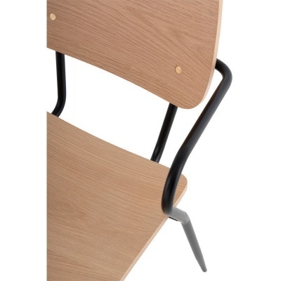 Cadeira de madeira clara com estrutura preta