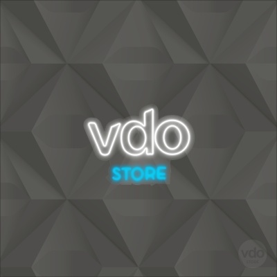 Logotipo branco e azul luz sobre fundo geométrico cinzento escuro