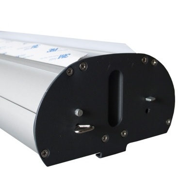 Dispositivo elétrico com corpo de alumínio prateado e extremidade preta com parafusos e pinos metálicos