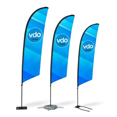 Três bandeiras publicitárias azuis com o logótipo vdo STORE e suportes diferentes