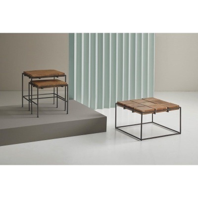 Conjunto de três mesas de centro quadradas em madeira e metal