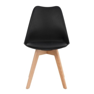 Cadeira preta com pernas de madeira clara em fundo branco