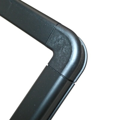 Canto de moldura preta de plástico com junta