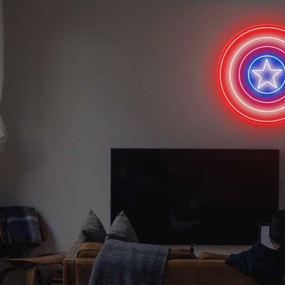 Sala com televisão, sofá, lâmpada pendente e decoração neon azul, branco e vermelho com estrela azul