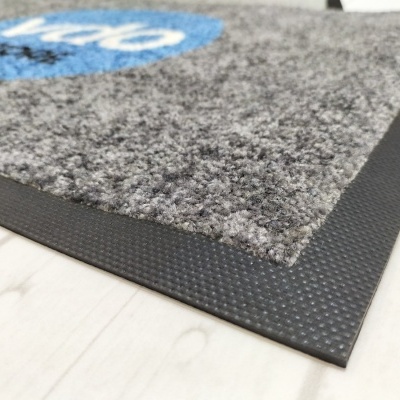 Tapete cinzento com borda preta e detalhe azul e branco