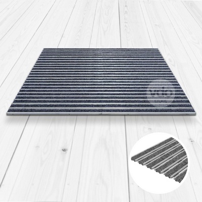 Tapete riscado azul, cinza e branco sobre chão de madeira clara