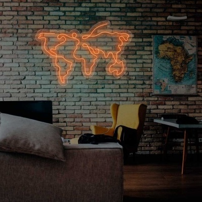 Sala de estar com parede de tijolos, mapa do mundo em neon, móveis modernos