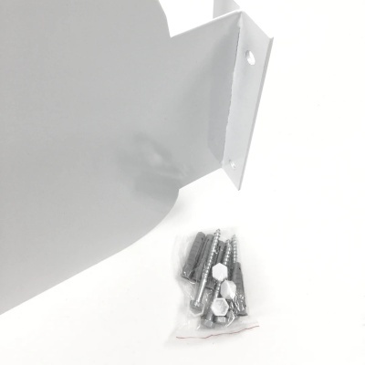 Peça metálica branca com kit de parafusos e buchas sobre fundo branco