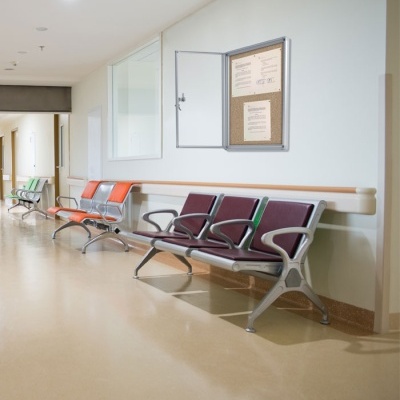 Banco de sala de espera com lugares em várias cores num corredor