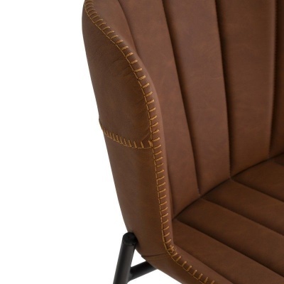Cadeira castanha em pele sintética com costuras visíveis e pernas pretas