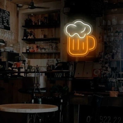 Interior de café rústico com mesa branca e letreiro néon de caneca de cerveja