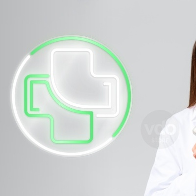 Mulher com comprimidos laranja e branco e texto MODELO 1