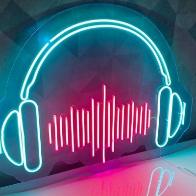 Neon decorativo azul em forma de headphone com ondas sonoras vermelhas numa parede cinzenta