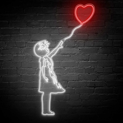 Neon art de menina com balão coração em parede preta