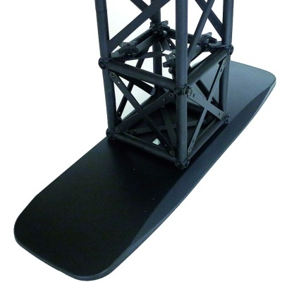 Estrutura metálica preta em padrão de treliça sobre base plana preta