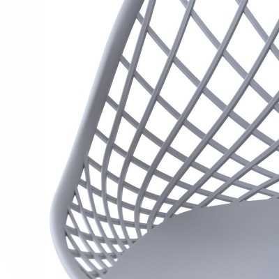 Cadeira cinza com padrão em grelha e assento liso