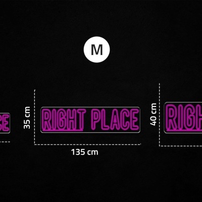 Etiquetas pretas com texto RIGHT PLACE em roxo em três tamanhos