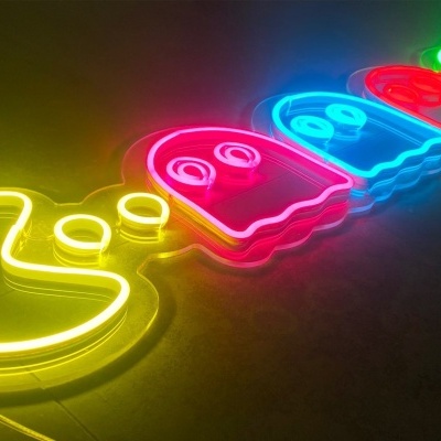 Sinal de néon com Pac-Man e fantasmas coloridos