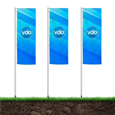 Três bandeiras azuis verticais com texto branco vdo STORE em varas metálicas em relva