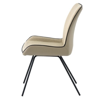 Cadeira estofada bege com detalhes pretos e pernas metálicas pretas
