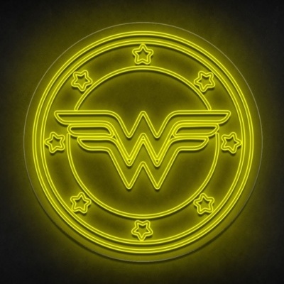 Neon amarelo com símbolo da Mulher-Maravilha e estrelas