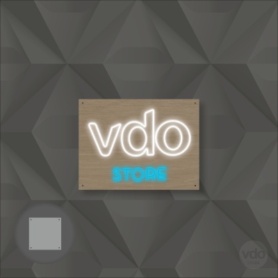 Placa de madeira iluminada com logo vdo store numa parede cinzenta geométrica