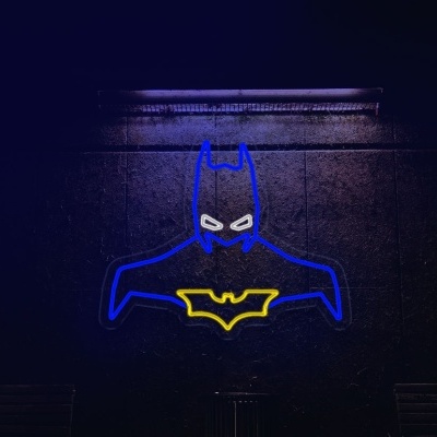Sinal de néon do logotipo do Batman em parede escura