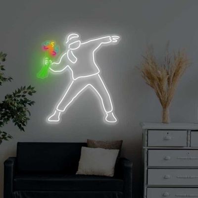 Ambiente interior moderno com sofá, planta, aparador e néon colorido na parede