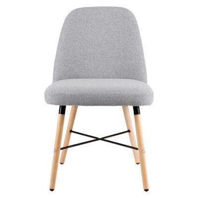 Cadeira cinzenta clara com pernas de madeira clara e suportes metálicos pretos