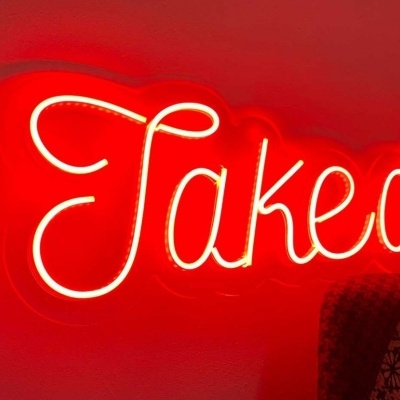 Letrero de neón rojo con la palabra 'Takeaway'