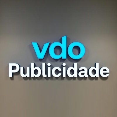 Letreiro em parede com texto vdo Publicidade em azul e branco