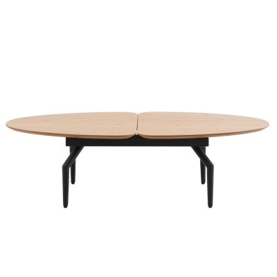 Mesa de centro oval com tampo em madeira clara e estrutura preta