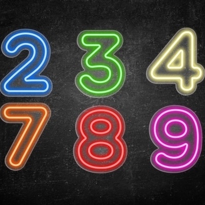 Números de 0 a 9 em luzes néon coloridas num fundo preto.