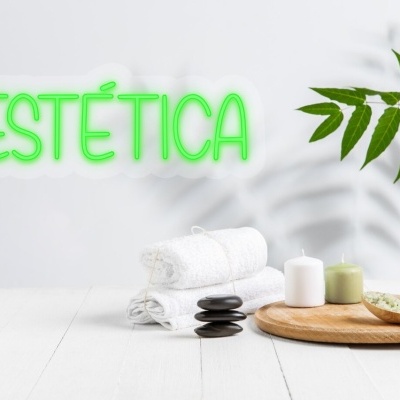 Itens de estética sobre superfície branca com a palavra ESTÉTICA em neon verde ao fundo