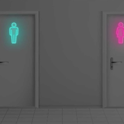 Portas com símbolos luminosos de sanitários