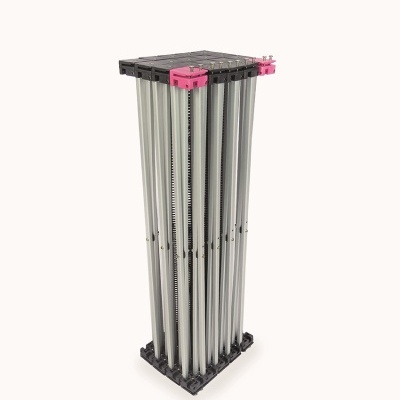 Suporte vertical com hastes metálicas e peças plásticas cor-de-rosa e pretas