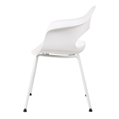 Cadeira branca de plástico com pernas metálicas finas