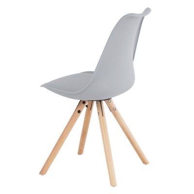 Cadeira moderna com assento cinza e pernas em madeira clara