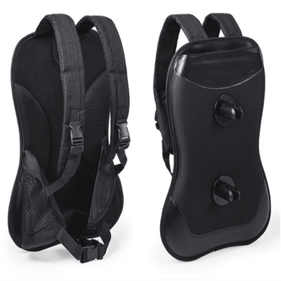 Mochila preta com alças e painel traseiro com ventosas